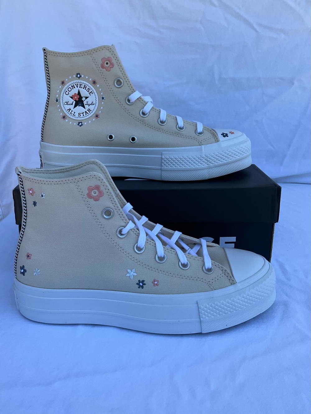 Converse Women’s Chuck Taylor All Star Lift Platform Petite Petals